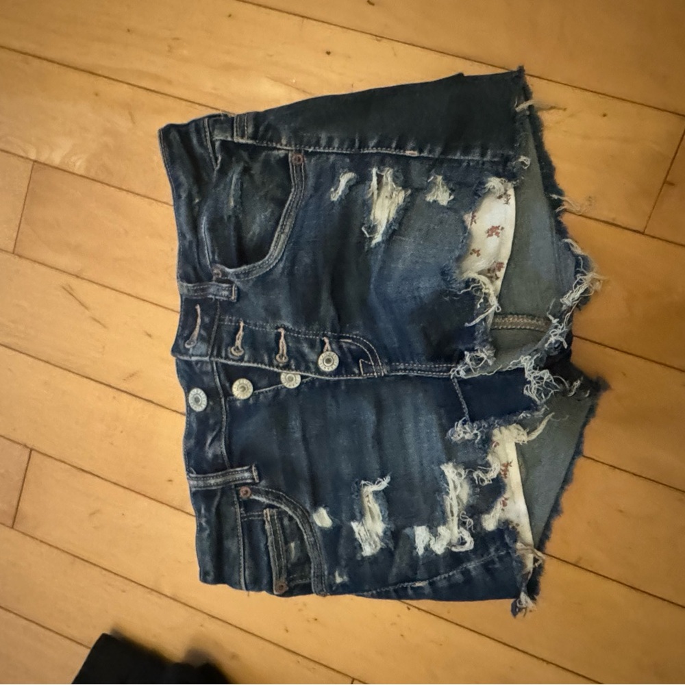 size 6 american eagle shorts in great condition!